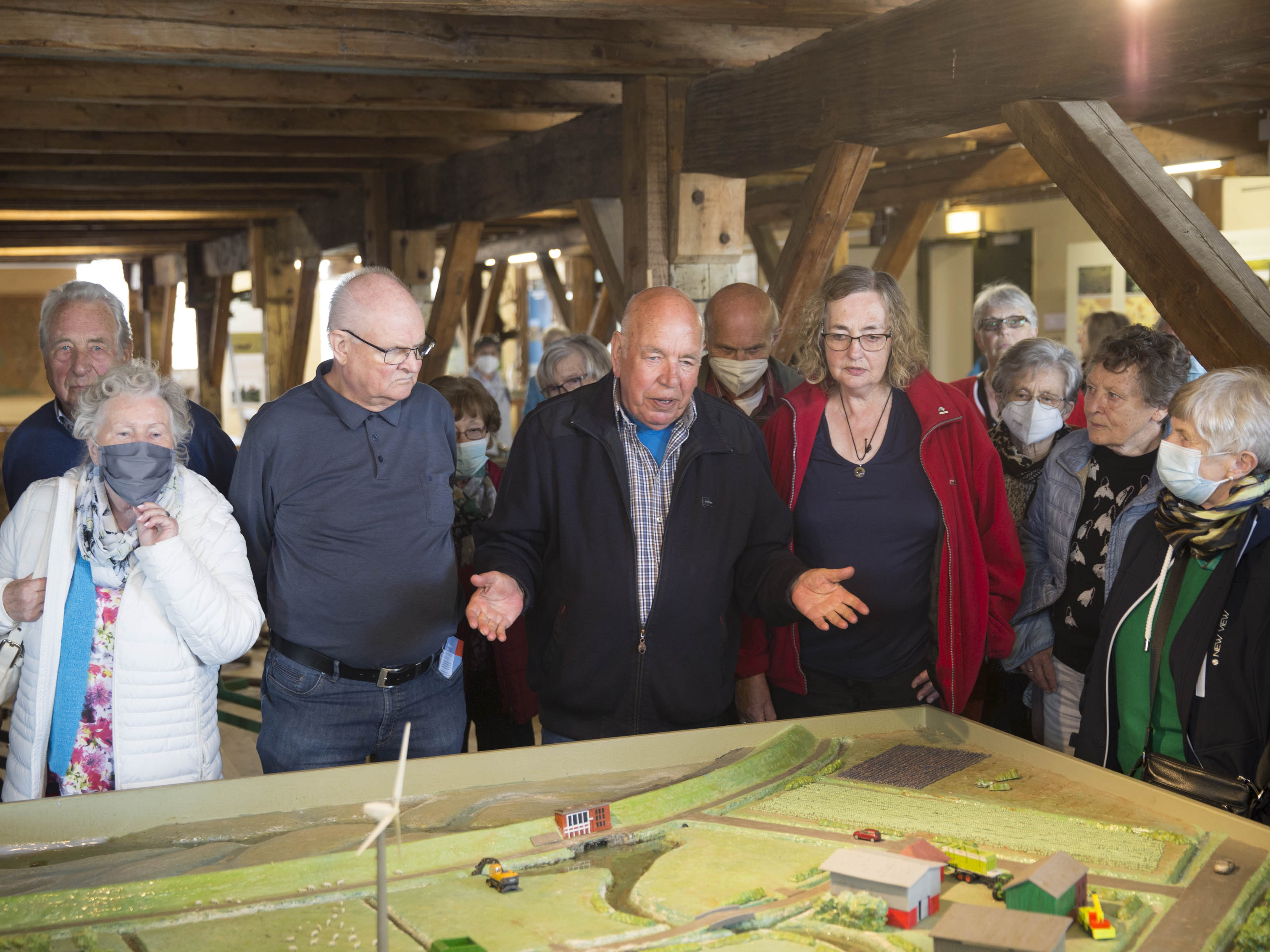 Martin Kehl führt eine Gruppe Senioren durch das Kohlmuseum